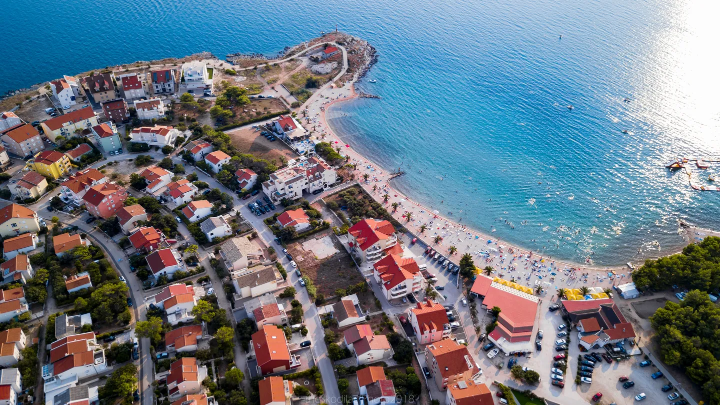 Povljana — mjesto i plaža iz zraka