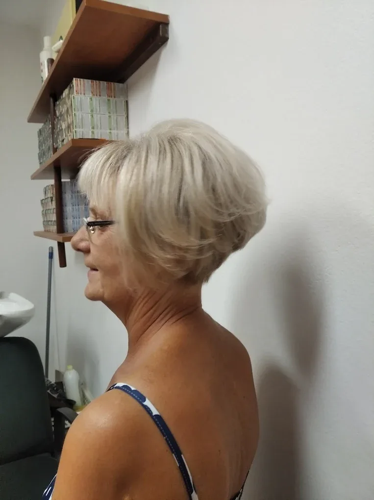 Kratki plavi bob iz profila